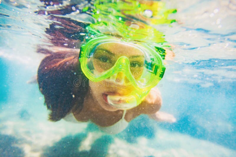 Snorkel water sport aktywność młoda azjatka pływająca pod wodą z maską snorkeling na karaibskich wakacjach