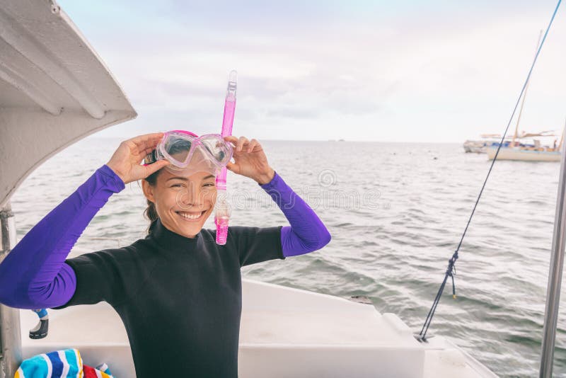 Snorkel watersport Azjatycka kobieta turystka maskująca aktywność snorkeling w Miami, Floryda, USA Podróże letnie