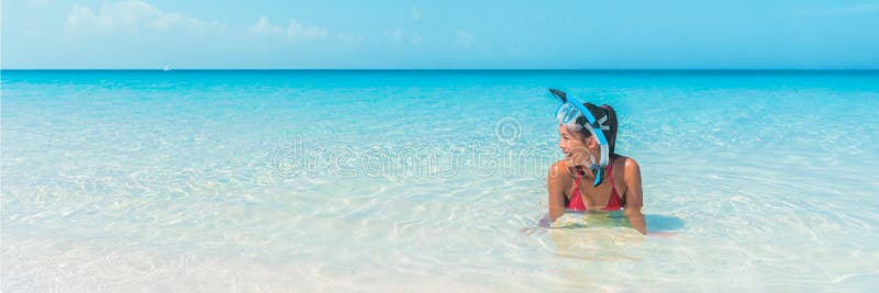 Snorkeling beach wakacje baner oceanu. dziewczyna robiąca zabawne gry rekreacyjne w wodzie w masce snorkel