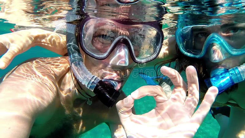 Snorkeling para robi ok znakowi - zwolnione tempo