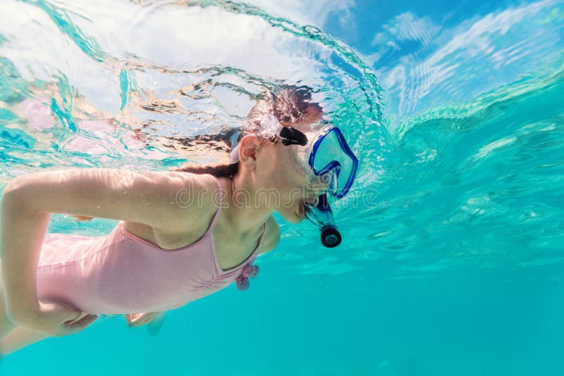 Snorkla för liten flicka royaltyfria bilder Snorkla för liten flicka royaltyfria bilder