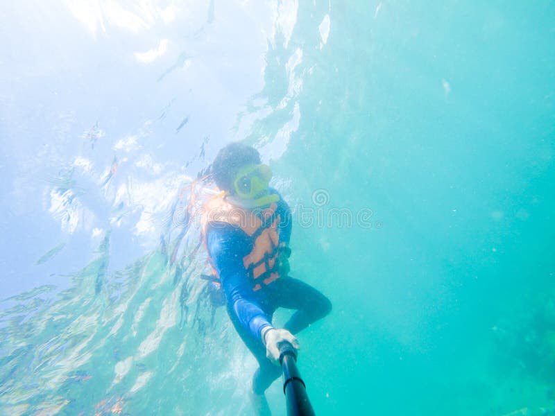 Snorkla p? ?n i det Thailand havet fotografering för bildbyråer Snorkla p? ?n i det Thailand havet fotografering för bildbyråer