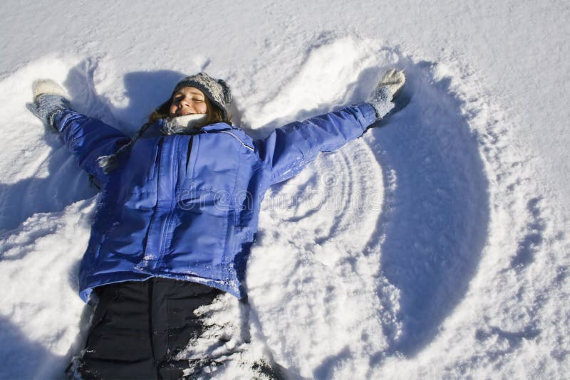 Mujer joven creación la nieve ángel.