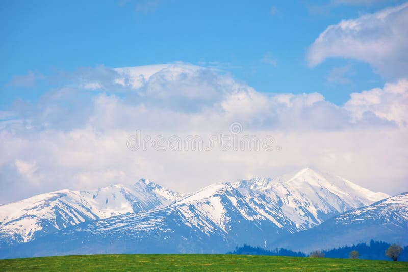 Zasnežený hrebeň západných Vysokých Tatier na jar
