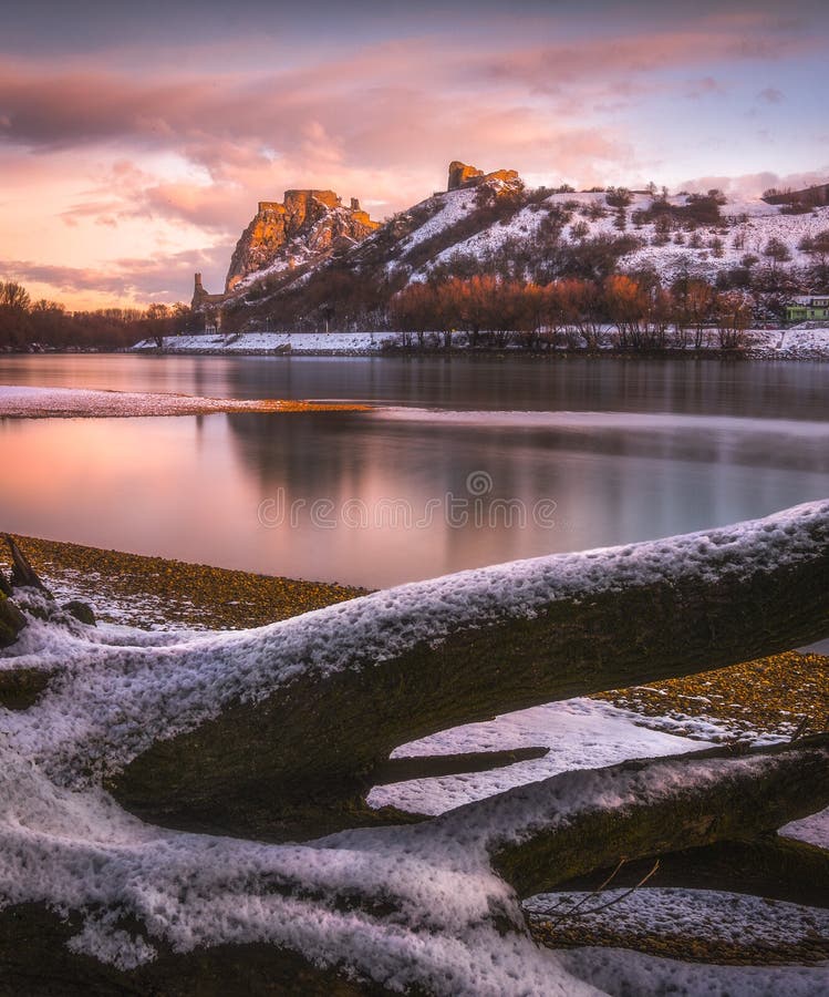 Zasnežený hrad Devín pri východe slnka