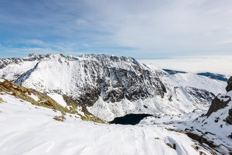 Zasnežené horské štíty a turistické chodníky na slovensku Tatry