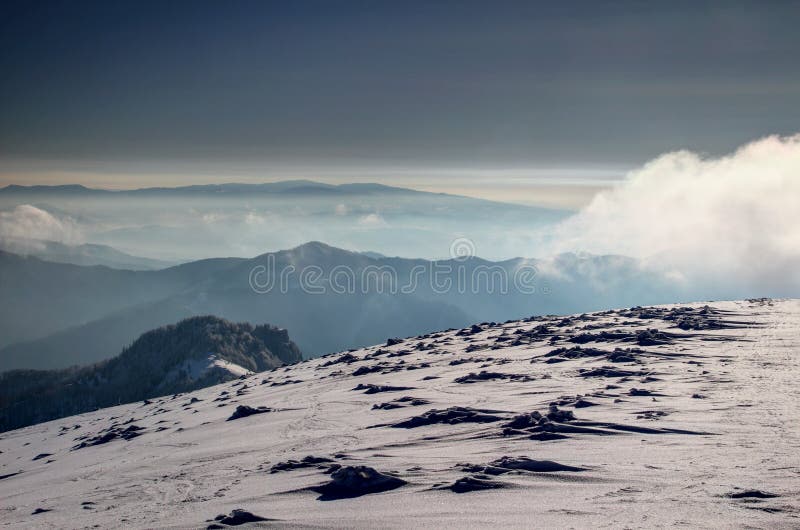 Sněhové útvary na neúrodném hřebeni ve Velké Fatře nad modrou mlhou