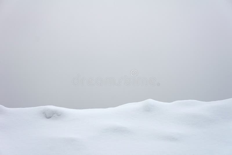 La nieve línea contra vistoso el cielo.