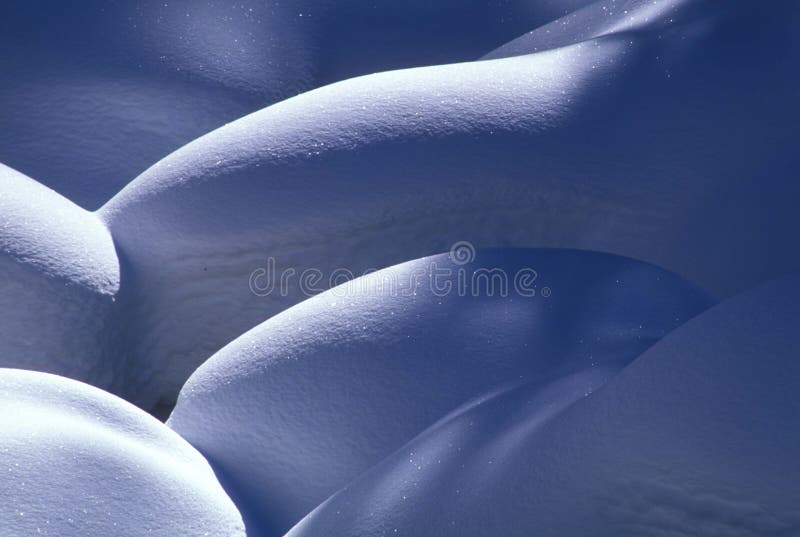 La nieve cubierto rocas sobre el más bajo de cascadas.