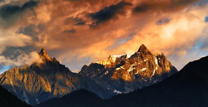 947,081 Mountain Sunset Stock Photos - Free & Royalty-Free Stock Photos  from Dreamstime