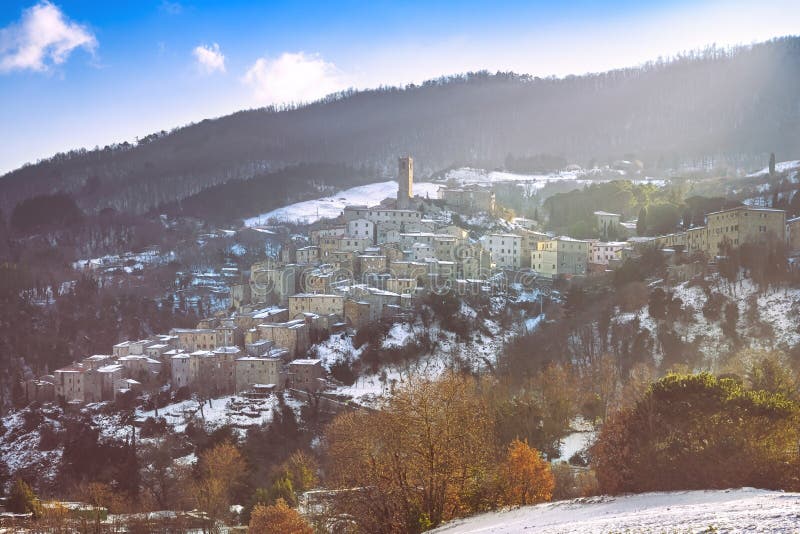 Snow in Tuscany, Castelnuovo Val di Cecina village, winter panorama 比萨,意大利 免版税库存照片 Snow in Tuscany, Castelnuovo Val di Cecina village, winter panorama 比萨,意大利 免版税库存照片