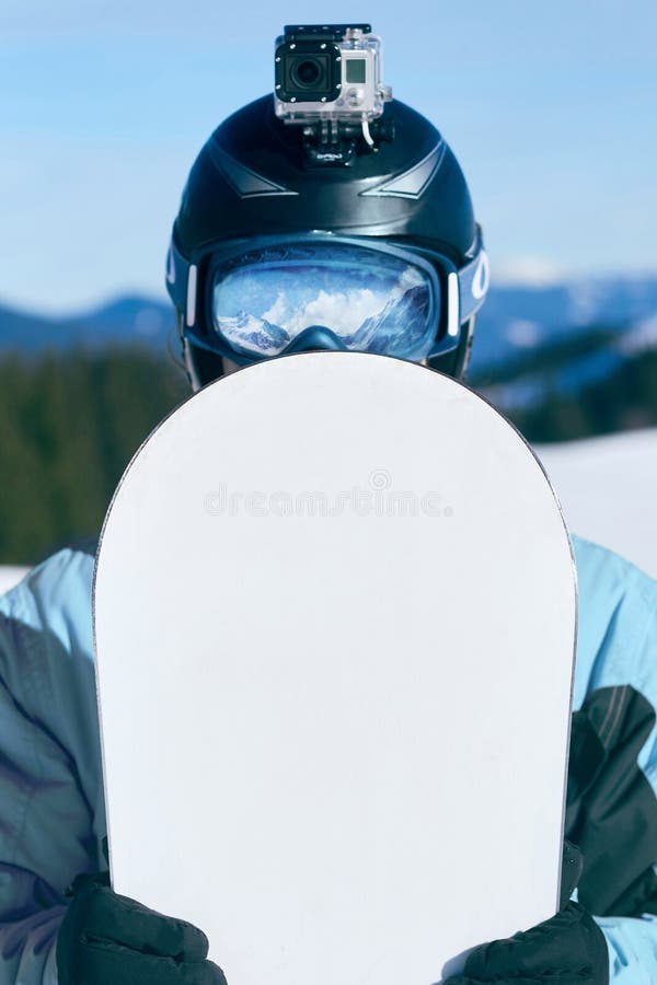 Acercamiento De Las Gafas De Esquí De Un Hombre Con El Reflejo De Las  Montañas Nevadas. Hombre En El Fondo Cielo Azul. Imagen de archivo - Imagen  de tarjeta, nieve: 257186375