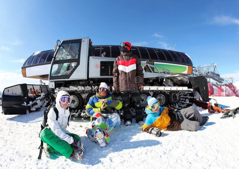 Snowboard de los amigos en una tapa de la montaña fotografía de archivo libre de regalías Snowboard de los amigos en una tapa de la montaña fotografía de archivo libre de regalías