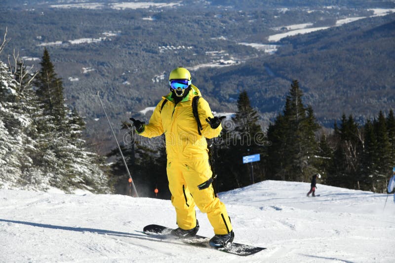 Hija marca Hacer la cena Snowboard Paseando Por Las Pistas Usando Traje Amarillo Mono En El Día  Soleado Con Nieve Fresca. Imagen editorial - Imagen de cubo, casco:  205924580