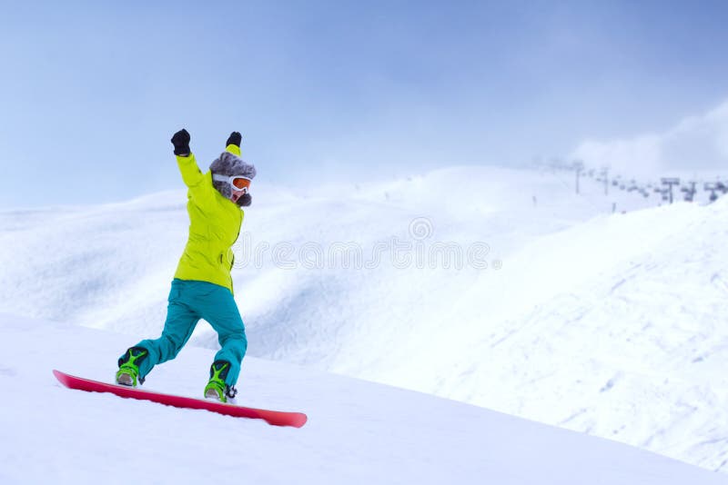 Snowboarder che corre giù il pendio immagine stock libera da diritti Snowboarder che corre giù il pendio immagine stock libera da diritti