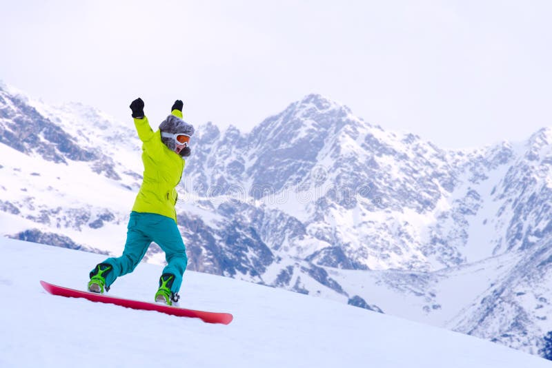 Snowboarder che corre giù il pendio fotografia stock libera da diritti Snowboarder che corre giù il pendio fotografia stock libera da diritti