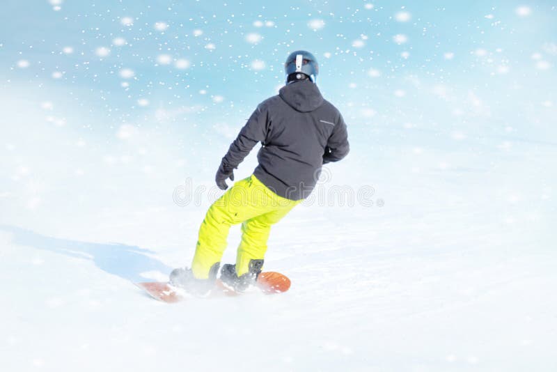 Snowboarder in der hellen Sportkleidung, die Trick gegen schönen Winterhintergrund tut lizenzfreie stockfotos Snowboarder in der hellen Sportkleidung, die Trick gegen schönen Winterhintergrund tut lizenzfreie stockfotos