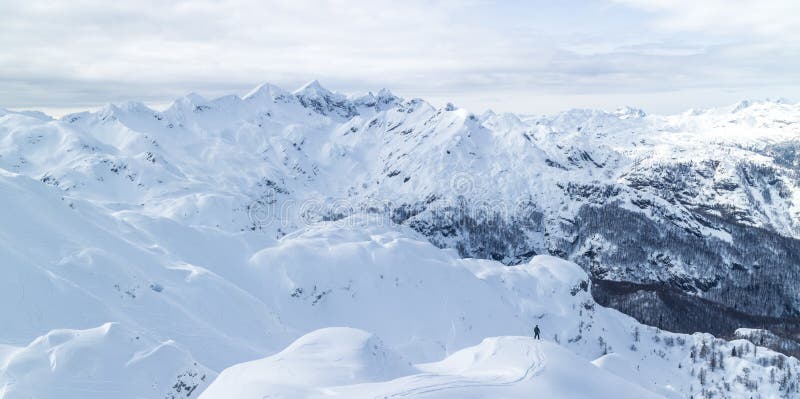 Snowboarder di Freeride sulla cima della montagna immagini stock libere da diritti Snowboarder di Freeride sulla cima della montagna immagini stock libere da diritti