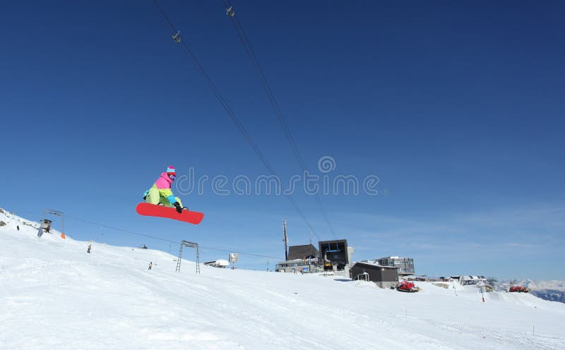 Snowboarder di salto fotografia stock Snowboarder di salto fotografia stock