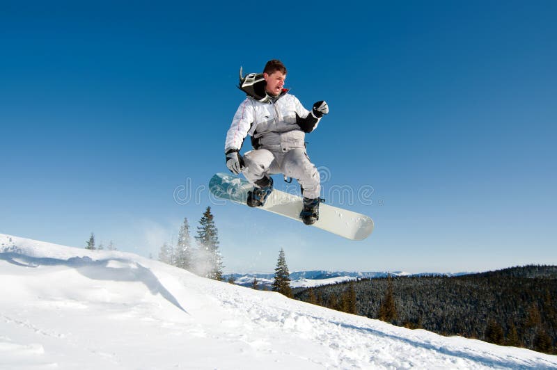 Snowboarder die door lucht springt