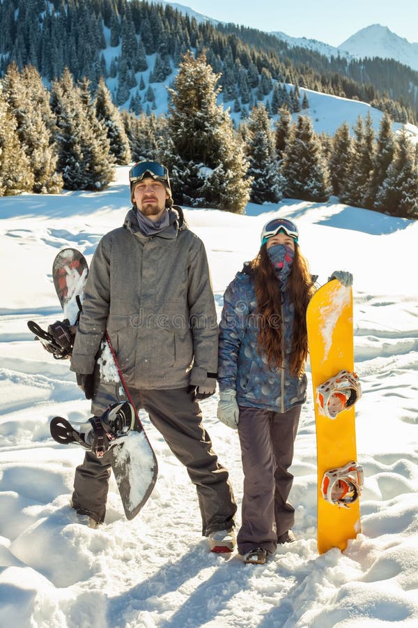 Snowboarder dos pares no lugar nas montanhas fotografia de stock Snowboarder dos pares no lugar nas montanhas fotografia de stock