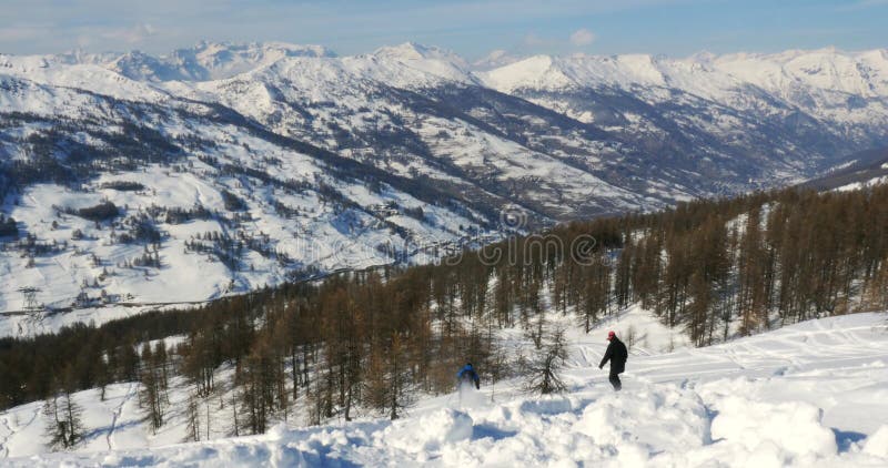 Snowboarder en Skiër die Backcountry 4k raken