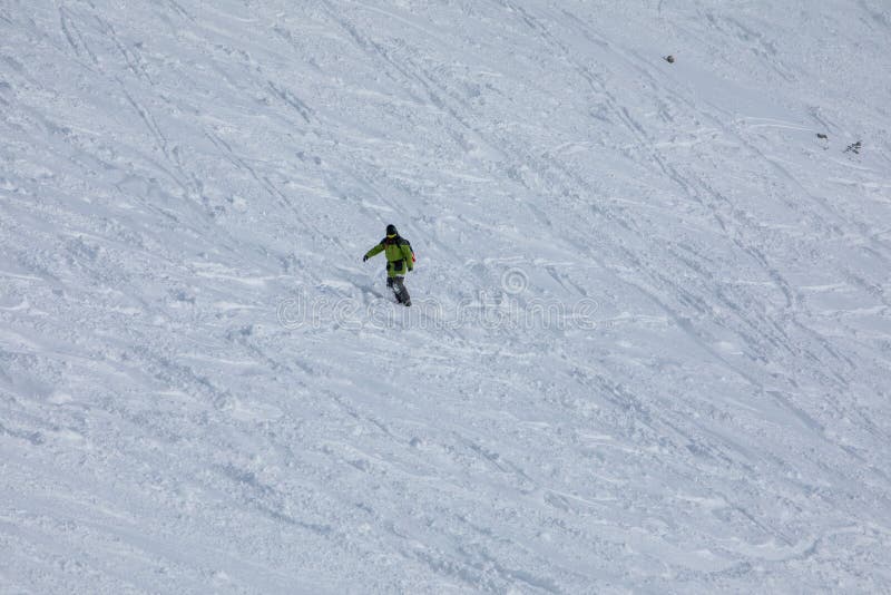 Snowboardista na svahu freeride