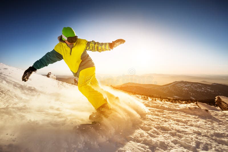 Snowboarder fährt auf den Steigungsschnee-Gebirgshintergrund lizenzfreie stockfotos Snowboarder fährt auf den Steigungsschnee-Gebirgshintergrund lizenzfreie stockfotos