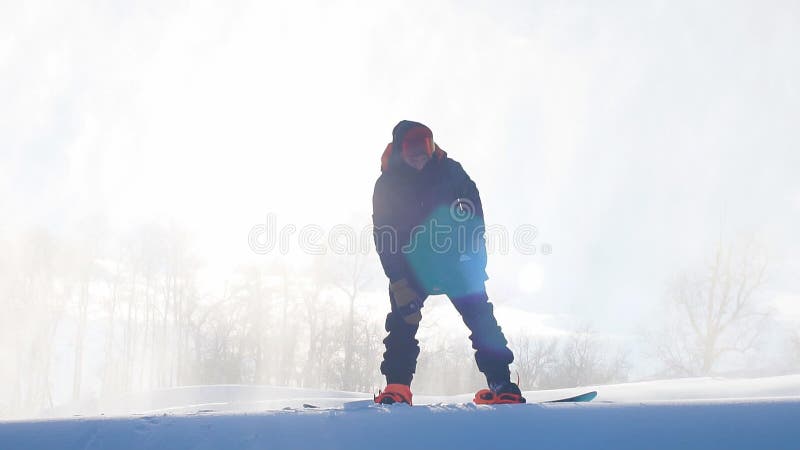 Snowboarder gesetzt auf Snowboardstiefel vor dem Wettbewerb