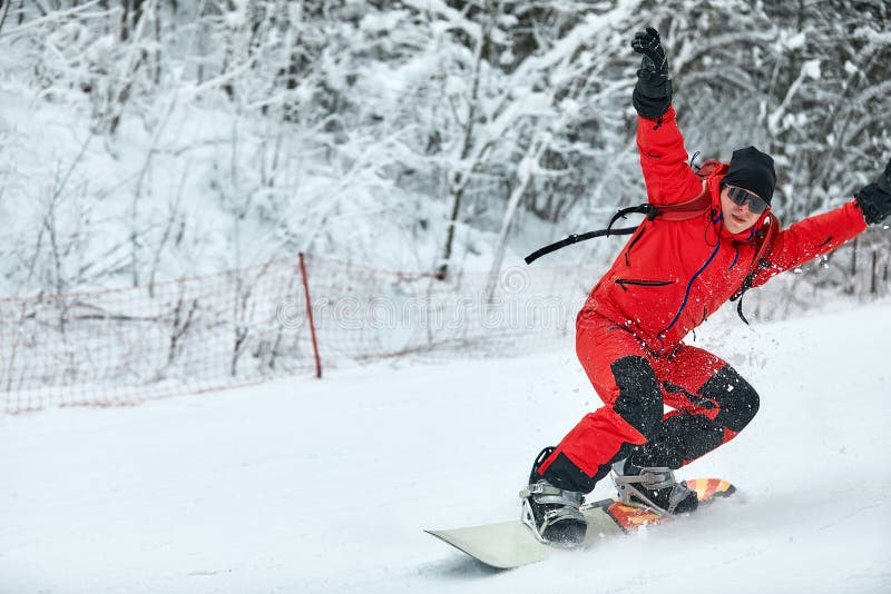 castigo Apariencia Sucio Snowboarder Masculino En Traje Rojo Monta En La Colina Nevada Con Snowboard  Esquí Y Snowboard Concepto Imagen de archivo - Imagen de individuo,  actividad: 218877795
