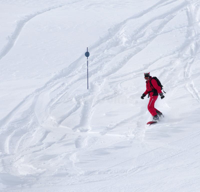 Snowboarder pochodzi na śnieżnym piste skłonie obraz stock Snowboarder pochodzi na śnieżnym piste skłonie obraz stock