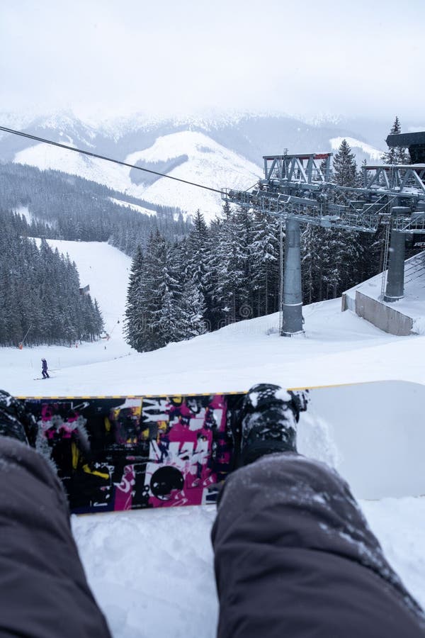 Snowboarderský pohľad zo svahu