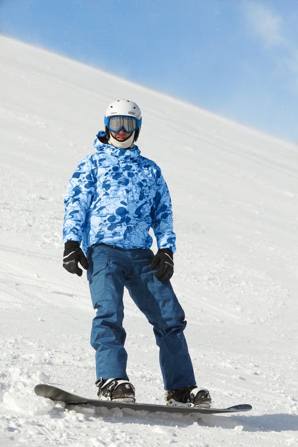 Snowboarder in skikostuum bevindt zich op snowboard royalty-vrije stock foto's Snowboarder in skikostuum bevindt zich op snowboard royalty-vrije stock foto's