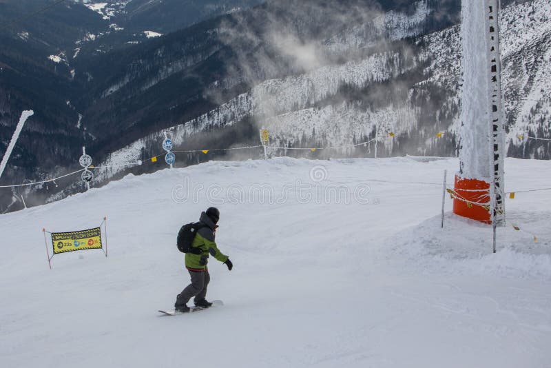 Snowboardista na svahu Chopoku na slovensku