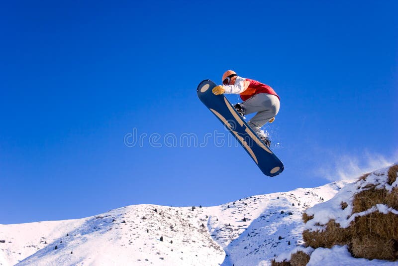 Snowboarder is in sprong royalty-vrije stock afbeelding Snowboarder is in sprong royalty-vrije stock afbeelding