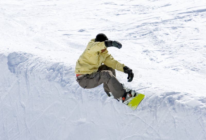 Snowboarder sul tubo mezzo della stazione sciistica di Pradollano in Spagna fotografie stock
