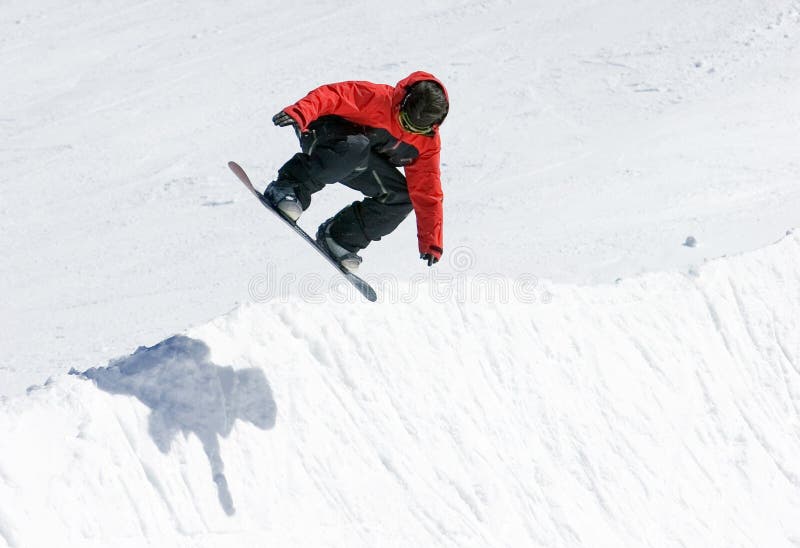 Snowboarder sul tubo mezzo della stazione sciistica di Pradollano in Spagna fotografia stock libera da diritti