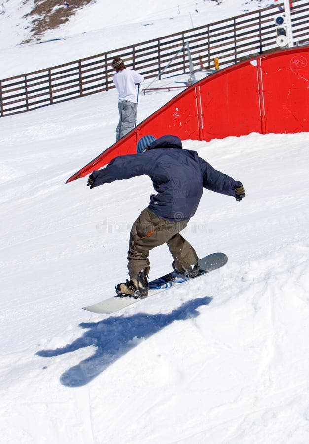Snowboarder sul mezzo tubo della stazione sciistica di Pradollano in Spagna fotografie stock