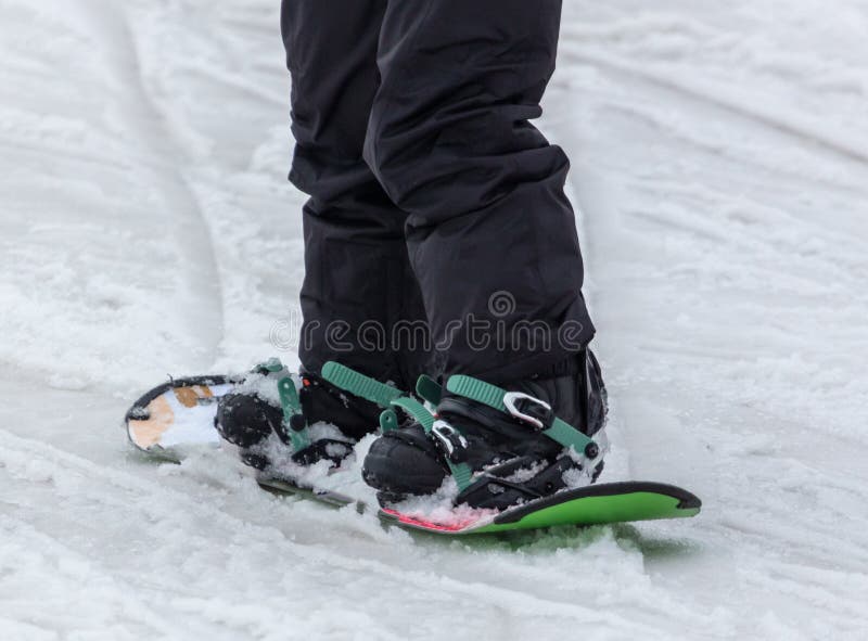 Snowboarder sulla neve fotografia stock