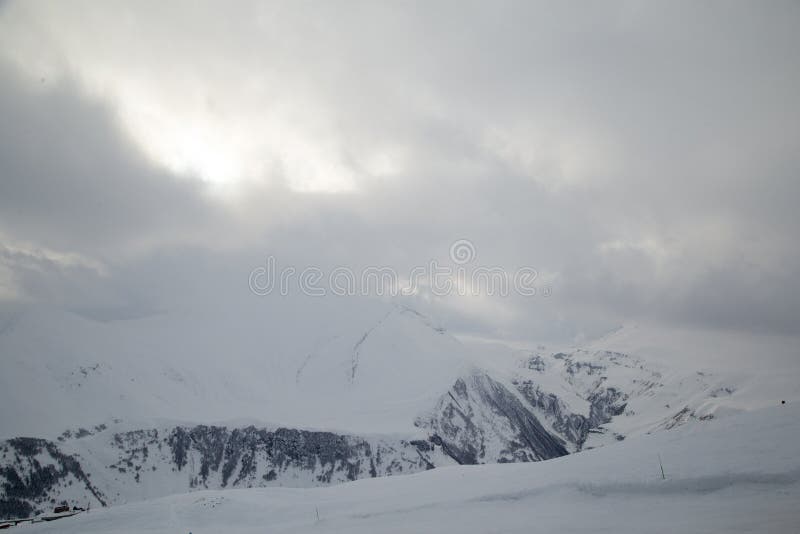 Snowboarder zjazdowy na piste skłonie z spadać śniegiem z caucasus Georgia gudauri gór kurortu ropeway narta obrazy stock Snowboarder zjazdowy na piste skłonie z spadać śniegiem z caucasus Georgia gudauri gór kurortu ropeway narta obrazy stock