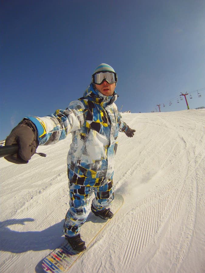 Snowboarder στην αυτοπροσωπογραφία δράσης στοκ φωτογραφίες με δικαίωμα ελεύθερης χρήσης Snowboarder στην αυτοπροσωπογραφία δράσης στοκ φωτογραφίες με δικαίωμα ελεύθερης χρήσης