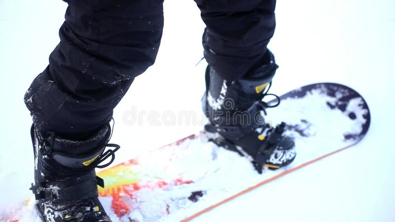 Snowboarderfahrten auf Snowboard auf dem Schnee
