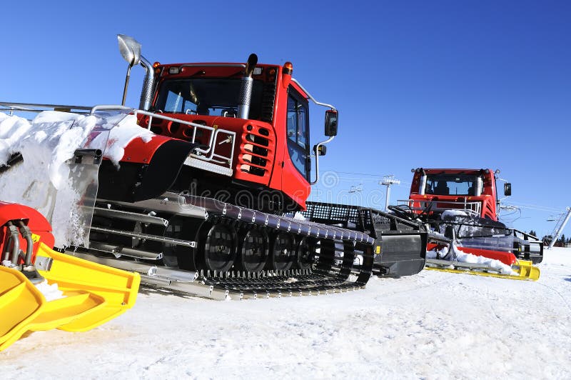 Snowboarders et skieurs sur le ratrak photo stock Snowboarders et skieurs sur le ratrak photo stock