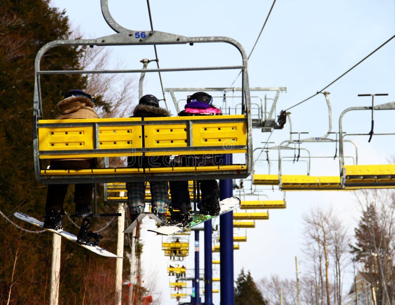 Snowboarders & narciarki rodzina na Chairlift obrazy royalty free