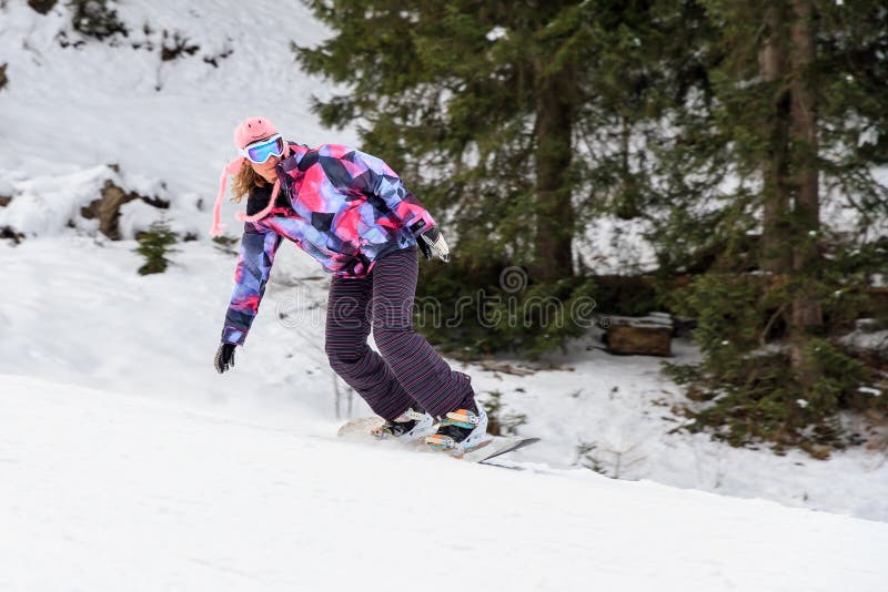 Snowboarding de femme d'hiver images stock Snowboarding de femme d'hiver images stock