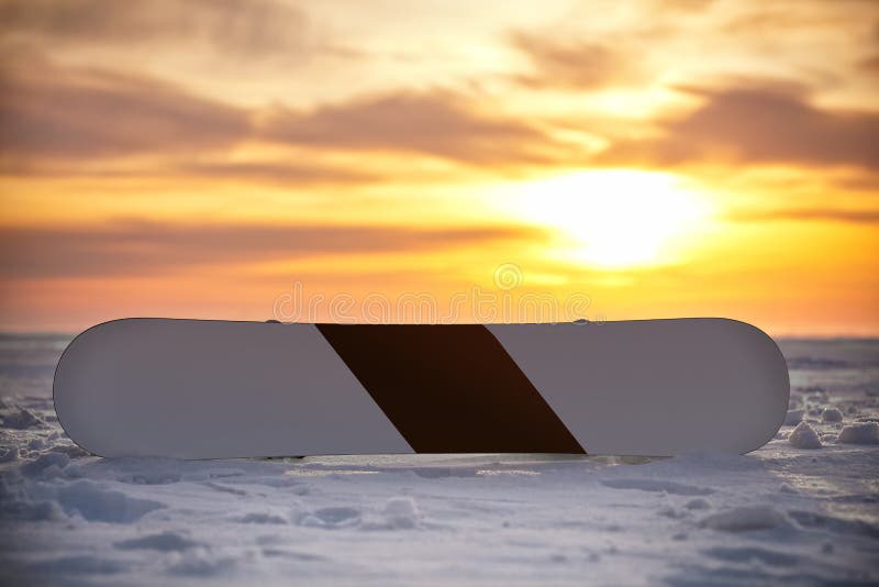 Snowboarden in de sneeuw bij zonsondergang stock fotografie