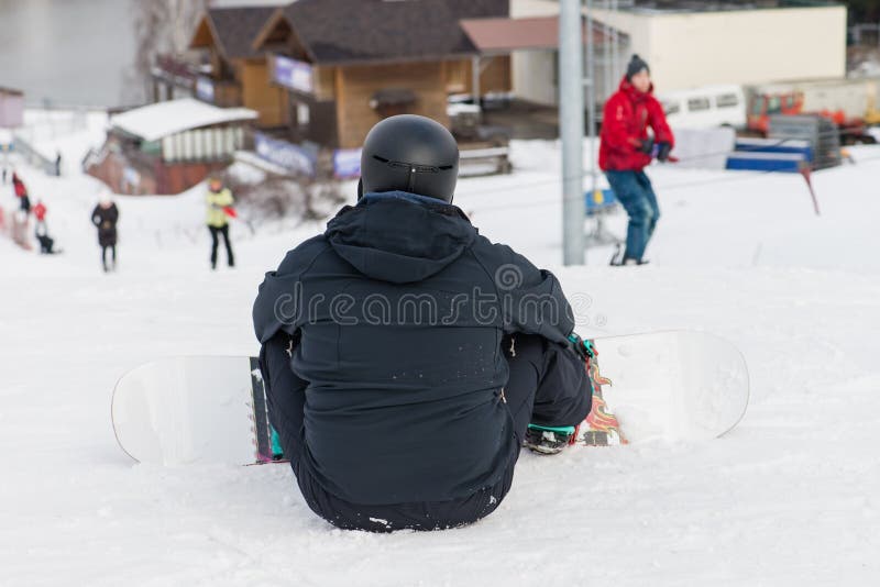 Snowboarding with mountains, rear view royalty free stock photography Snowboarding with mountains, rear view royalty free stock photography