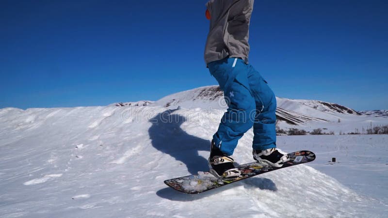Snowboarding που πηδά kicker