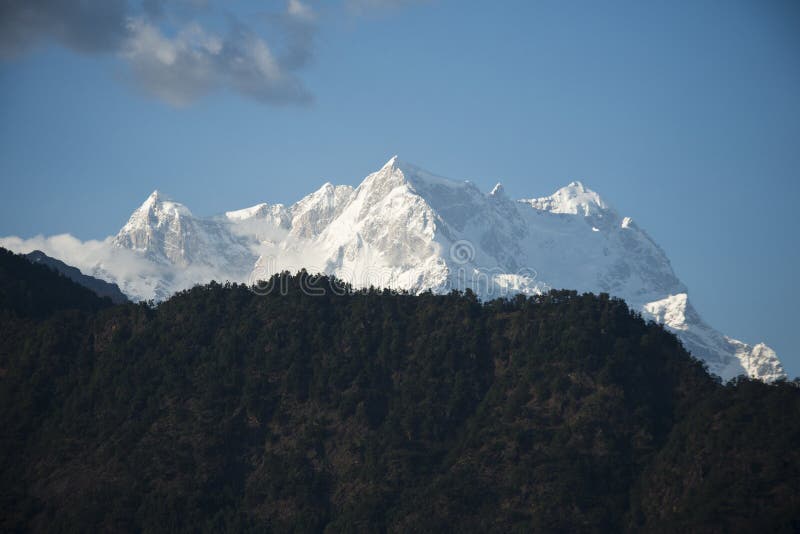Snowcapped bergen, Himalayagebergte, Uttarakhand, India stock afbeelding Snowcapped bergen, Himalayagebergte, Uttarakhand, India stock afbeelding