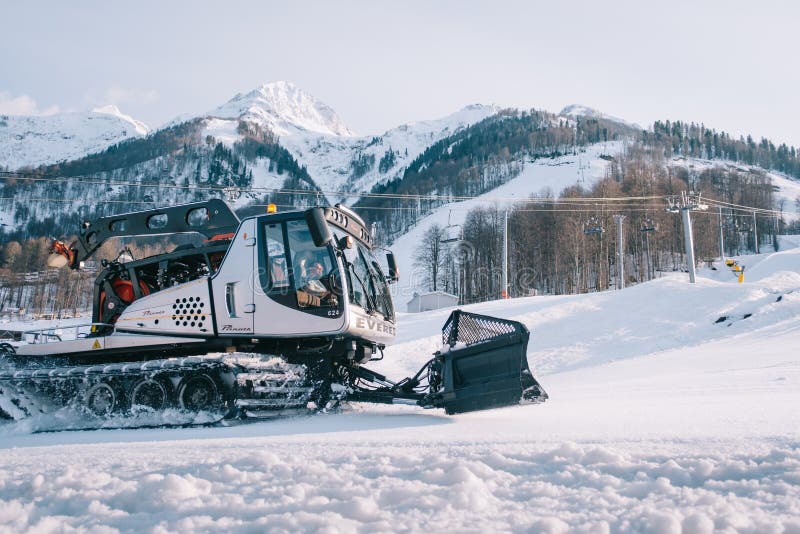 Snowcat prinoth a trasig stor tung maskin at work Preparating ski slopes with snowy bergens in the arkivfoton Snowcat prinoth a trasig stor tung maskin at work Preparating ski slopes with snowy bergens in the arkivfoton